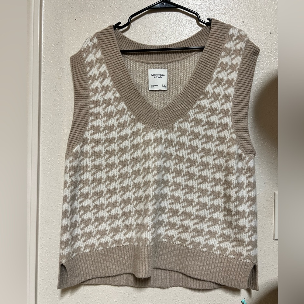 Abercrombie, tan & cream houndstooth vest